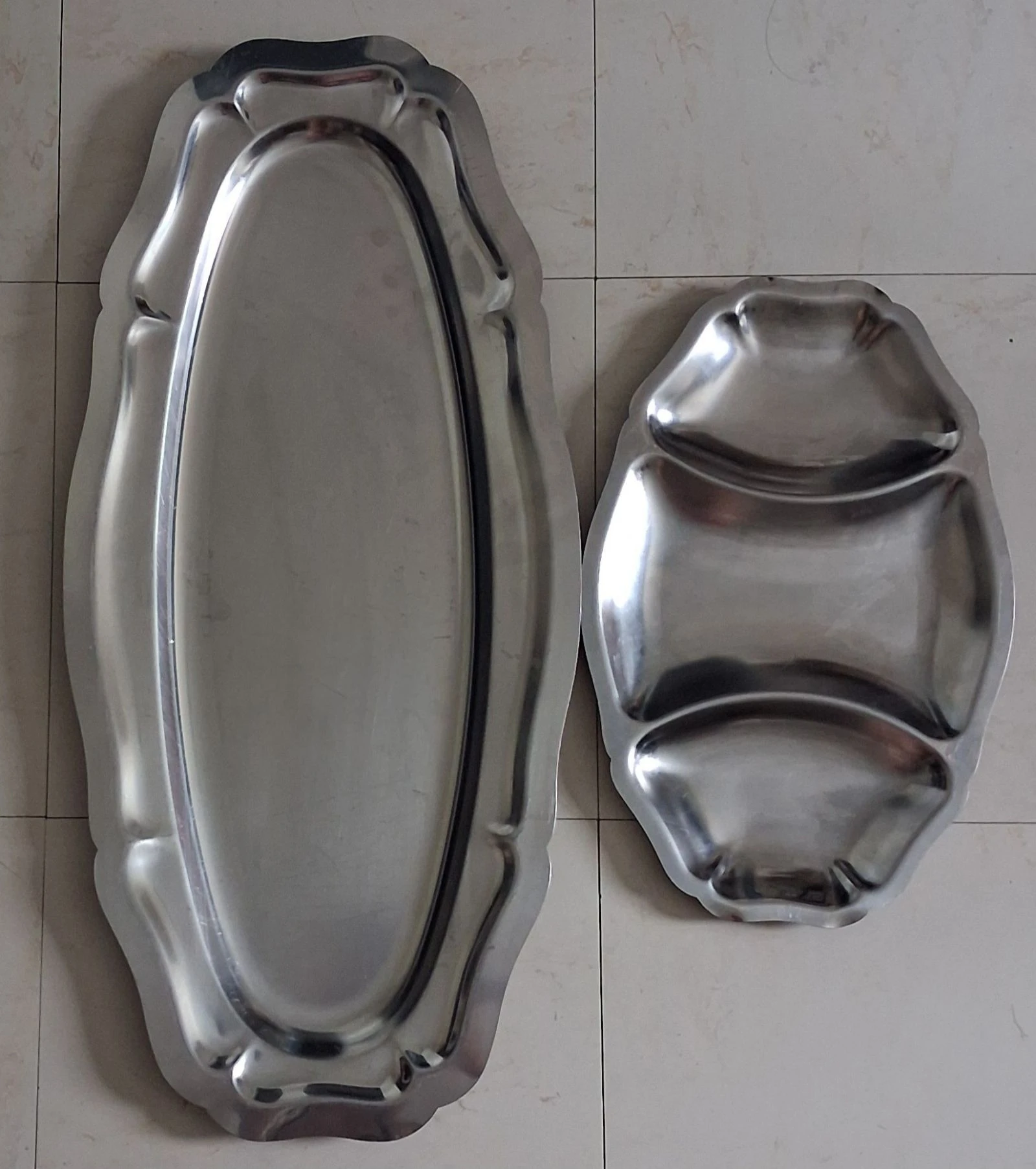 Lot de 2 plats en inox différents